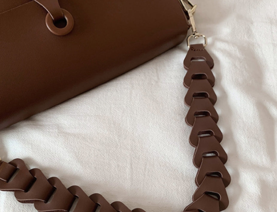 Chic Woven Shoulder Bag with Chain Strap