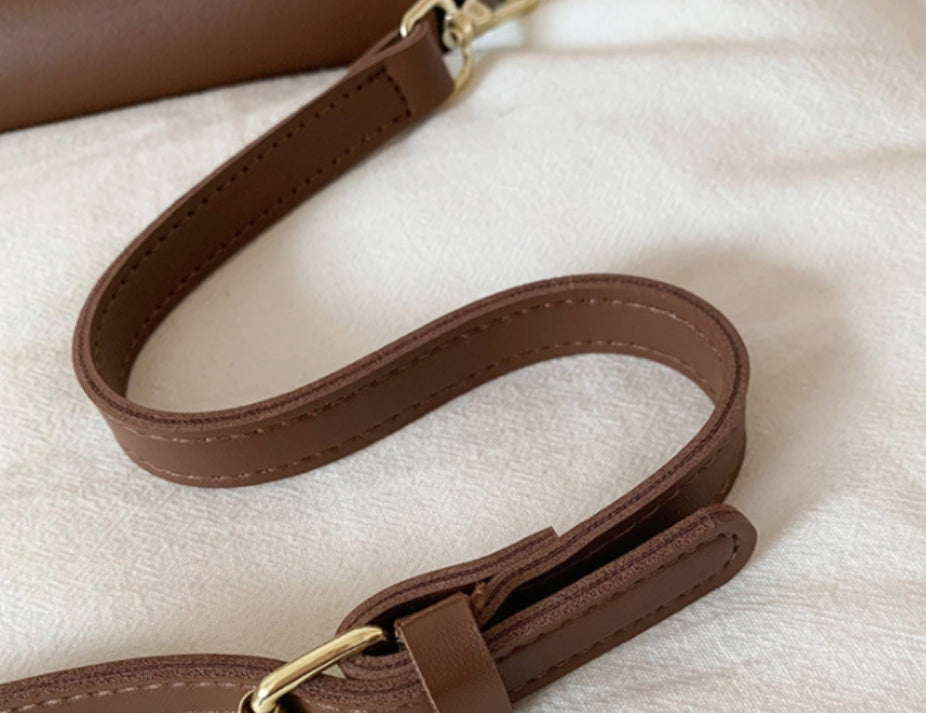 Chic Woven Shoulder Bag with Chain Strap